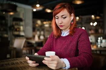 checking credit score at coffee shop