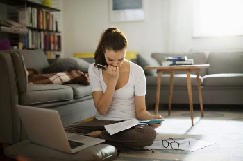 20s_woman_working-from-home