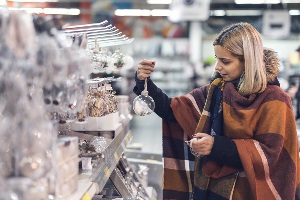 woman-shopping-for-chirstmas-decorations_1200x800 woman-shopping-for-chirstmas-decorations_1200x800