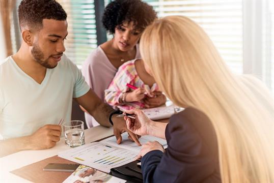 IH_insurance_agent768x513 IH_insurance_agent768x513